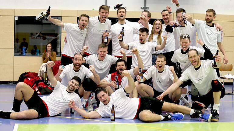 Der VC Eltmann ist Meister der 3. Liga Ost. Am Erfolg beteiligt waren (jeweils von links, hintere Reihe): Johannes Engel, Marko Knauer, Jannis Hopt, Co-Trainer Felix Reschke, Physiotherapeutin Gina-Maria Feix, Trainer Christian Kranz, Sebastian Richter, Maximilian Kolbe Mittlere Reihe: Thiago Welter, Maximilian Kurzweil, Gavra Meduric, Lars Naumann, Max Kessel, Tobias Werner, Christian Nowak. Vorne liegend: Bruno Simunic, Perica Stanic. Der VC Eltmann ist Meister der 3. Liga Ost. Am Erfolg beteiligt waren (jeweils von links, hintere Reihe): Johannes Engel, Marko Knauer, Jannis Hopt, Co-Trainer Felix Reschke, Physiotherapeutin Gina-Maria Feix, Trainer Christian Kranz, Sebastian Richter, Maximilian Kolbe Mittlere Reihe: Thiago Welter, Maximilian Kurzweil, Gavra Meduric, Lars Naumann, Max Kessel, Tobias Werner, Christian Nowak. Vorne liegend: Bruno Simunic, Perica Stanic.