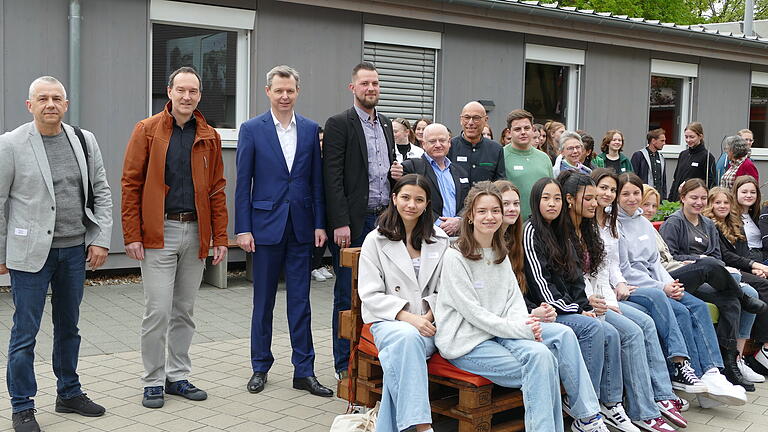 Schülerinnen und Gäste waren mit Herzblut beim Projekttag dabei, der im Schulhof begann.