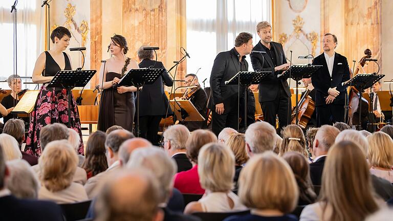 'Così fan tutte' beim Mozartfest im Kaisersaal. Von links: Emilie Renard (Dorabella), Galina Averina (Fiordiligi), Jeremy Ovenden (Ferrando), Benjamin Appl (Guglielmo), Georg Nigl (Don Alfonso).