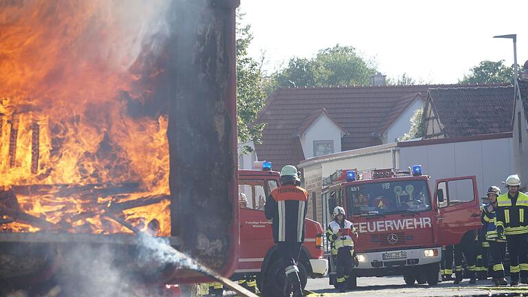 Auch einen simulierten Lastwagen-Brand galt es zu löschen. Auch einen simulierten Lastwagen-Brand galt es zu löschen.