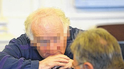 Mehrjährige Haftstrafe erwartet: Ein 61-Jähriger wartet im Landgericht Karlsruhe zusammen mit seinem Anwalt Gerald Ruf auf seinen Prozessbeginn. Er muss sich wegen 123-fachen Missbrauchs verantworten.