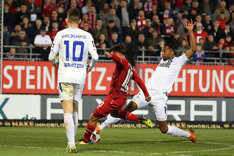 Saliou Sane (rechts im Zweikampf mit Ex-Kickers-Akteur Simon Skarlatidis) wechselt vom Karlsruher Karlsruher SC zu den Rothosen. Saliou Sane (rechts im Zweikampf mit Ex-Kickers-Akteur Simon Skarlatidis) wechselt vom Karlsruher Karlsruher SC zu den Rothosen.