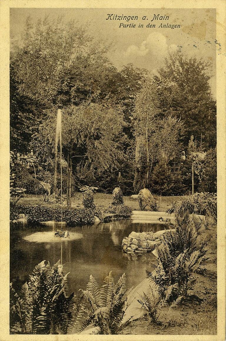 Auf dieser Ansichtskarte von 1911 sieht man den von Farnen umsäumten Teich mit der Wasserfontäne in der Mitte.