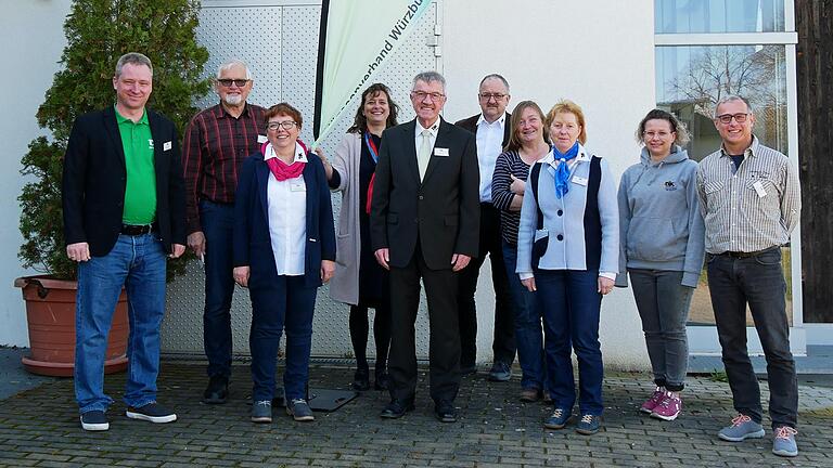 Der DJK-Diözesanverband Würzburg wird von einem starken, motivierten und zukunftsorientierten Team geführt. Am Diözesantag in Alitzheim nahmen teiwaren (von links) Thorsten Kapperer, Norbert Wendel, Irmgard Endres, Michaela Gahr, Vorsitzender Edgar Lang, Albrecht Dazer, Renate Wendel, Karin Müller, Johanna Kippes und Geschäftsführer Michael Hannawacker.