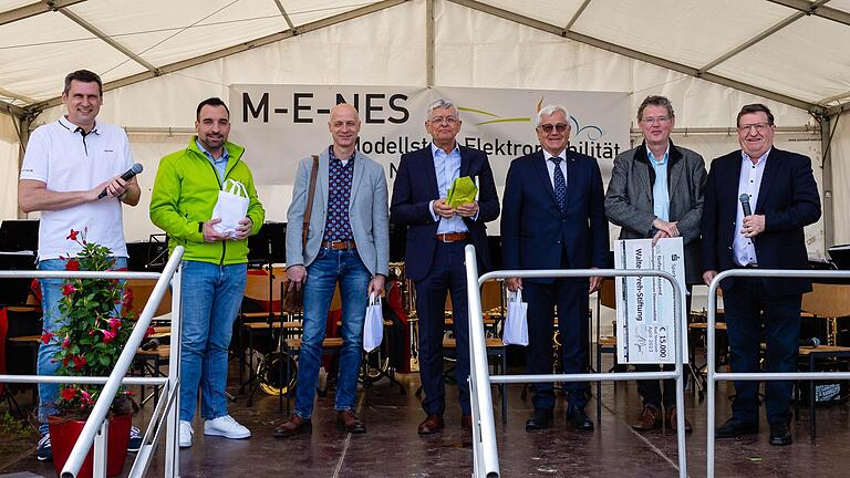 Podiumsdiskussion auf der Fahrzeugschau Elektromobilität in Bad Neustadt. Im Bild (von links nach rechts) Dr. Jörg Geier (Kreisentwicklung), Bürgermeister Michael Werner, Roland Göpfert (Überlandwerk Rhön), Moderator Wolfgang Geßner, Dr. Hubert Büchs, ( M-E-NES e.V.), Prof. Ansgar Ackva (Leiter TTZ-EMO), stellvertretender Landrat Josef Demar.