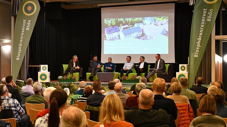 Rund 150 Teilnehmer waren bei der länderübergreifenden Tagung des Biosphärenreservats Rhön über erneuerbare Energien in Hofaschenbach dabei.