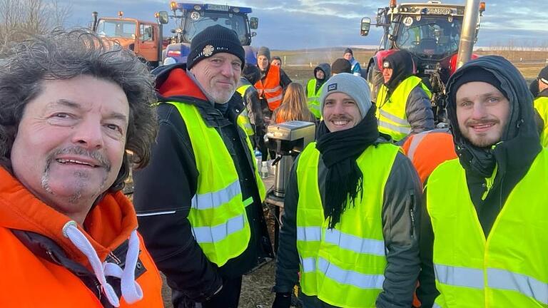 Das Handwerk solidarisiert sich mit der Landwirtschaft: Haustechnik-Unternehmer Lothar Seger (links) aus Rottendorf nahm mit Kollegen am Montag an den Bauerndemos in Estenfeld bei Würzburg teil.&nbsp;