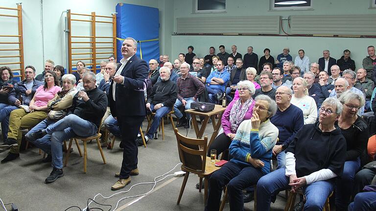 Volles Haus hatte Volkachs Bürgermeister Heiko Bäuerlein (stehend) bei der Bürgerversammlung in Astheim.