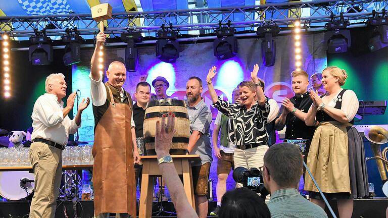 Es ist vollbracht: Bürgermeister Thomas Stamm (Zweiter von links) hat das Festbier mit drei Schlägen angestochen und damit die Laurenzi-Messe eröffnet.