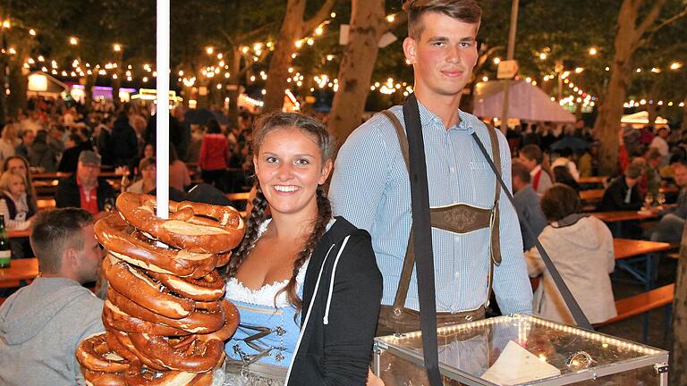 Die Brezel- und Brotzeitverkäufer hatten alle Hände voll zu tun.