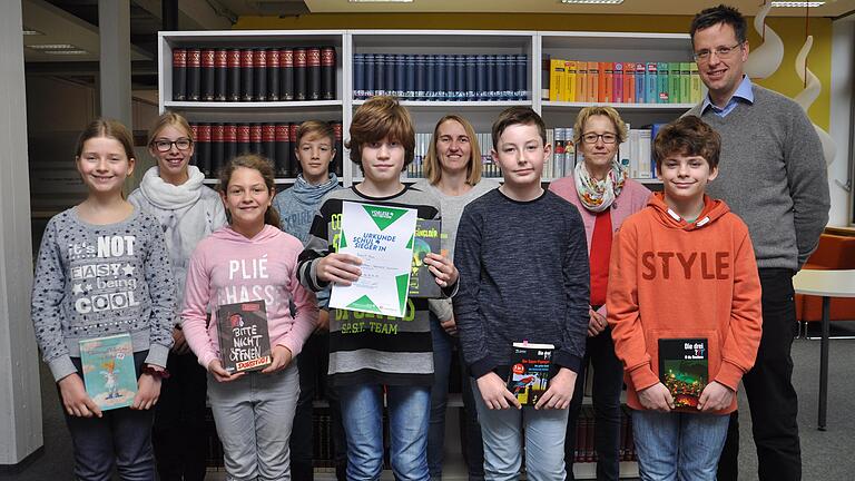 Teilnehmer und Jury des Lesewettbewerbs (von links): Leni Ganz, Chiara Loosen, Francesca Schwarzbach, Vorjahressieger Jan Müller, Sieger Robert Benz, Claudia Schöninger, Jannik Kreh, Petra Siegrist, Jonathan Horn und Franz Rode.