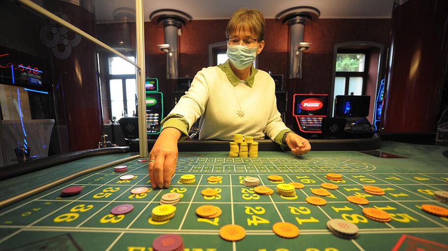 Glücksspiel nach Hygieneregeln: Spielbankdirektorin Marina Klein am Roulettetisch im Automatensaal des Luitpold-Casinos. Foto: Siegfried Farkas       -  Glücksspiel nach Hygieneregeln: Spielbankdirektorin Marina Klein am Roulettetisch im Automatensaal des Luitpold-Casinos. Foto: Siegfried Farkas