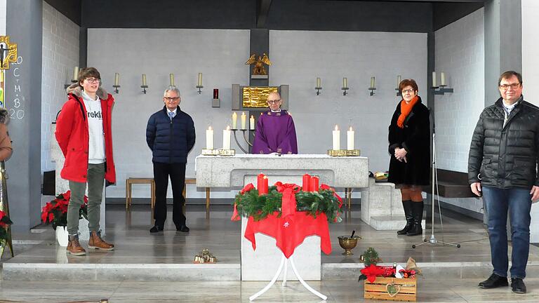 Pfarrer Andreas Bosl wurde feierlich verabschiedet: Im Bild (von links): Julia Gersitz, Valentin Busch (Ministranten), Dieter Härth, Pfarrgemeinderatsvorsitzender, Pfarrer Andreas Bosl, Martina Muth, Zweite Vorsitzende, und Bürgermeister Arno Mager.