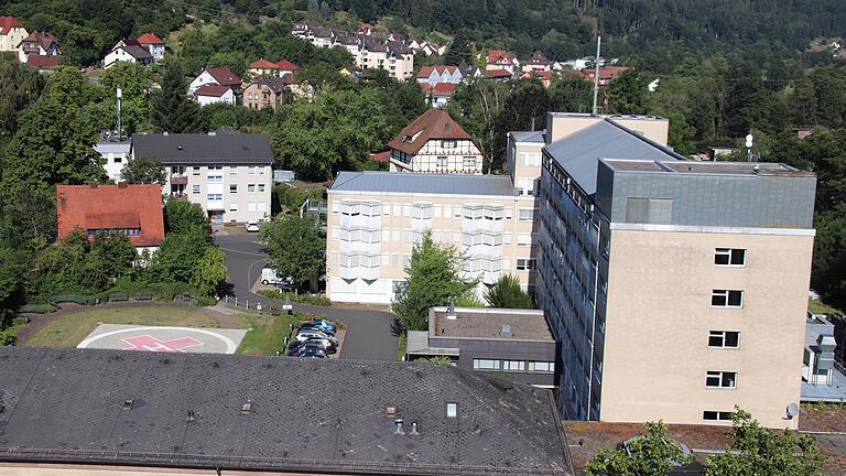 Über den Dächern von Lohr: Blick vom Schloss auf das Krankenhaus des Landkreises.