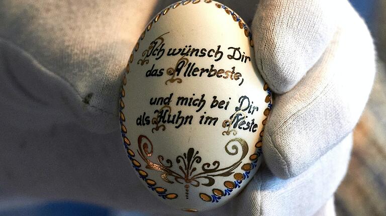 Auf der gewölbten Eierschale zu schreiben, ist eine besondere Herausforderung. Leopold Marschner verziert die Sprüche mit kunstvollen Motiven. Auf der gewölbten Eierschale zu schreiben, ist eine besondere Herausforderung. Leopold Marschner verziert die Sprüche mit kunstvollen Motiven.