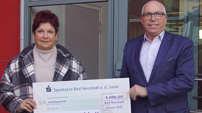 Romy Straub (links) von der Tafel nimmt von Sparkassen-Vorstandsvorsitzendem Georg Straub den Spendenscheck entgegen. Romy Straub (links) von der Tafel nimmt von Sparkassen-Vorstandsvorsitzendem Georg Straub den Spendenscheck entgegen.
