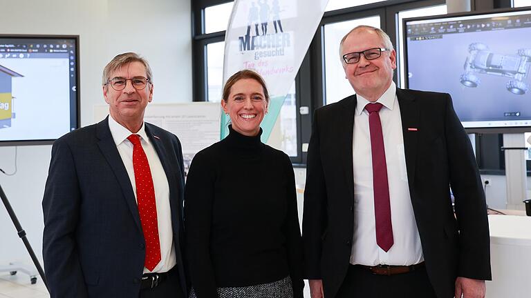 Gaben beim Macher-Tag im Bildungszentrum Würzburg der Handwerkskammer für Unterfranken den offiziellen Startschuss zum Tag des Handwerks an Schulen in Unterfranken (von links): Michael Bissert, Präsident der Handwerkskammer für Unterfranken, Judith Jörg, Bürgermeisterin der Stadt Würzburg, und Ludwig Paul, Hauptgeschäftsführer der Handwerkskammer für Unterfranken.