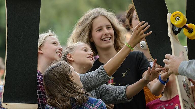 Skate-Aid-Fest - Zum Skate-Aid-Event hatten Schüler des Friedrich-König-Gymnasiums (FKG) unter dem Motto „Rollbretter für die Welt“ im vergangenen Jahr Skateboard- und Longboarddecks hergestellt, um sie für einen guten Zweck zu verkaufen. Jetzt war die Spendenübergabe. Skate-Aid-Fest - Zum Skate-Aid-Event hatten Schüler des Friedrich-König-Gymnasiums (FKG) unter dem Motto „Rollbretter für die Welt“ im vergangenen Jahr Skateboard- und Longboarddecks hergestellt, um sie für einen guten Zweck zu verkaufen. Jetzt war die Spendenübergabe.