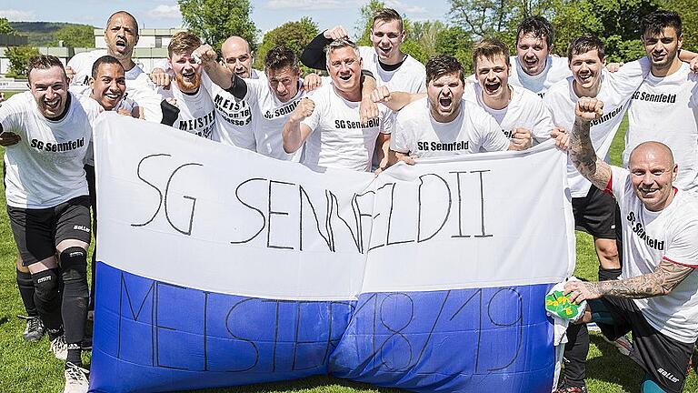 Meister der A-Klasse Schweinfurt 3 ist bereits einen Spieltag vor Saisonende die SG Sennfeld II. Von links: Felix Hußlein, Benjamin Blake, Albert Williams, Jeremy Plobner, Joachim Lunz, Egon Drechsler, Heinrich Meng, Christoph Lang, Pascal Schmidt, Michael Hazelton, Patrick Bloch, Othman Alali sowie kniend Robert Welna. Meister der A-Klasse Schweinfurt 3 ist bereits einen Spieltag vor Saisonende die SG Sennfeld II. Von links: Felix Hußlein, Benjamin Blake, Albert Williams, Jeremy Plobner, Joachim Lunz, Egon Drechsler, Heinrich Meng, Christoph Lang, Pascal Schmidt, Michael Hazelton, Patrick Bloch, Othman Alali sowie kniend Robert Welna.
