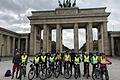 Die Teilnehmer an der deutschen Schulmeisterschaft im Mountainbiken vor dem Brandenburger Tor mit ihren Lehrern.