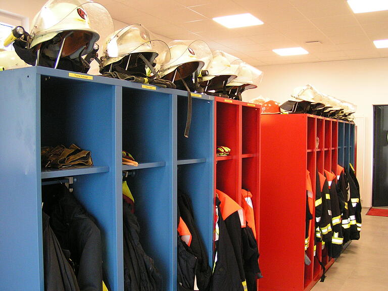 Eine richtige Umkleide haben jetzt die Aktiven und die Jugendlichen der Feuerwehr Frickenhausen im neuen Haus. Am alten Standort mussten sie sich in Containern umziehen. Eine richtige Umkleide haben jetzt die Aktiven und die Jugendlichen der Feuerwehr Frickenhausen im neuen Haus. Am alten Standort mussten sie sich in Containern umziehen.