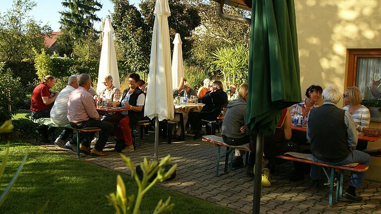 Ein Blick in den Garten der Heckenwirtschaft von Weinbau Schwab. Bei schönem Wetter gibt es dort rund 40 bis 50 weitere Sitzplätze. Ein Blick in den Garten der Heckenwirtschaft von Weinbau Schwab. Bei schönem Wetter gibt es dort rund 40 bis 50 weitere Sitzplätze.