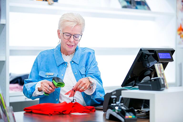 Seit über 30 Jahren arbeitet Marga Thurn im Modehaus Iff in Gerolzhofen an der Hauptkasse. Seit über 30 Jahren arbeitet Marga Thurn im Modehaus Iff in Gerolzhofen an der Hauptkasse.
