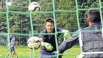 Zur Sache ging es auf dem Platz des TSV Bad Bocklet auch beim Torwart-Training. Die Handschuh-Träger des FC Getafe mussten ihre Übungen mit Gewichtswesten absolvieren.Fotos: Schmitt