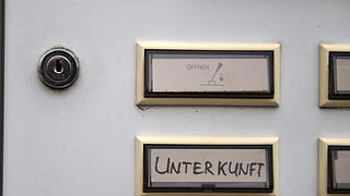 Rechenberg-Bienenmühle       -  Eine Klingel mit der Aufschrift 'Unterkunft', aufgenommen am 20.02.2016 in Clausnitz, ein Ortsteil von Rechenberg-Bienenmühle (Sachsen).