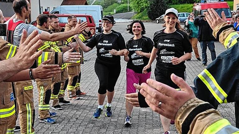 Die Pfarrweisacherinnen Lisa Limpert, Meike Reich und Carolin Heusinger (von links) werden beim Zieleinlauf begrüßt.