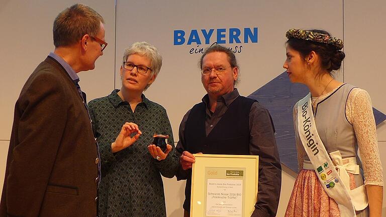 Sabine Hennek und Thomas Luciow im Gespräch mit Hubert Heigl, dem Vorsitzenden der Landesvereinigung für den ökologischen Landbau in Bayern (links), und der Bayerischen Bio-Königin Carina Bichler (rechts). Sabine Hennek und Thomas Luciow im Gespräch mit Hubert Heigl, dem Vorsitzenden der Landesvereinigung für den ökologischen Landbau in Bayern (links), und der Bayerischen Bio-Königin Carina Bichler (rechts).
