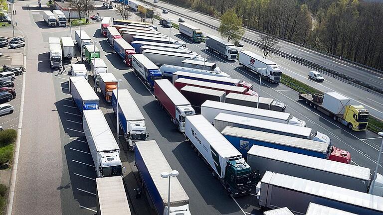 KINA - Leben und arbeiten auf Rädern       -  Abgestellte Lastwagen stehen an einer Raststätte. Die Arbeitsbedingungen der rund zwei Millionen Fernfahrer auf Europas Straßen beschäftigen das EU-Parlament. Die Arbeit für sie soll in Europa künftig besser werden.Arnulf Stoffel, dpa