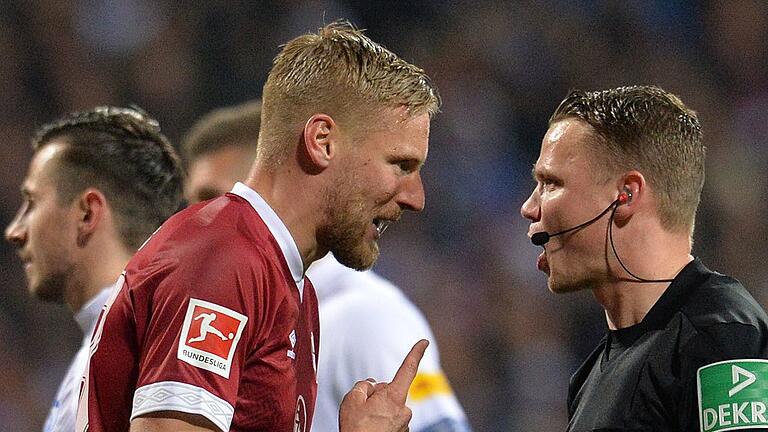 1. FC Nürnberg - FC Schalke 04       -  Diskussionsbedarf: Club-Kapitän Hanno Behrens (links) diskutiert nach seinem nicht gegebenen Treffer mit Schiedsrichter Robert Kampka.