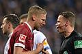 1. FC Nürnberg - FC Schalke 04       -  Diskussionsbedarf: Club-Kapitän Hanno Behrens (links) diskutiert nach seinem nicht gegebenen Treffer mit Schiedsrichter Robert Kampka.