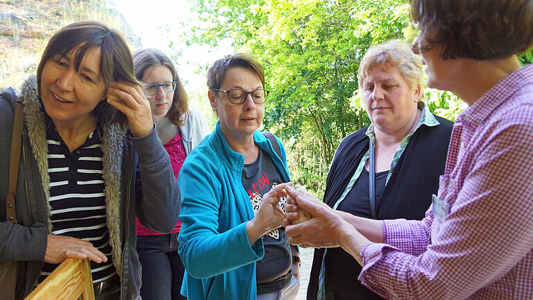 Gastgeberin Barbara Kuhn (rechts) zeigt ein frisch geschlüpftes Küken und lässt an Eiern auf das Picken im Innern hören. Gastgeberin Barbara Kuhn (rechts) zeigt ein frisch geschlüpftes Küken und lässt an Eiern auf das Picken im Innern hören.