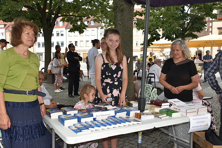 Die Bergpredigt zum Nachlesen und ein Gesprächsangebot nach der Verlesung wurde am Infostand der Adventsgemeinde geboten. Die Bergpredigt zum Nachlesen und ein Gesprächsangebot nach der Verlesung wurde am Infostand der Adventsgemeinde geboten.