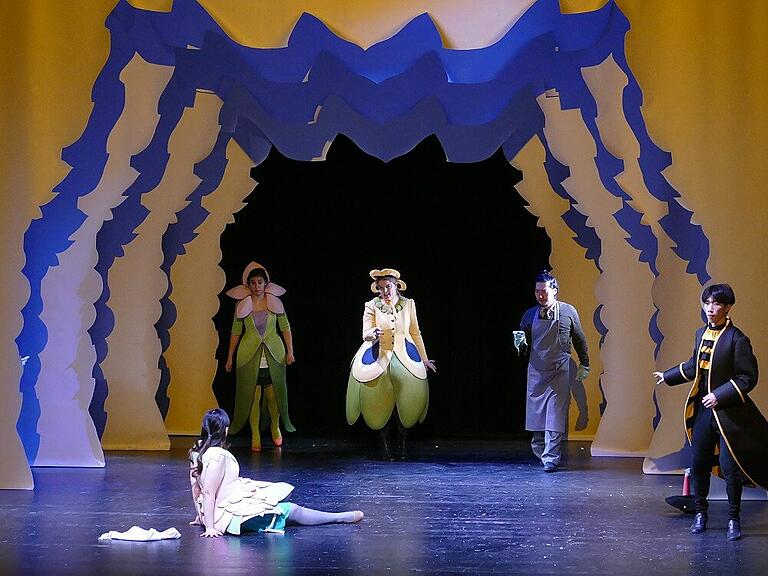 Gute Unterhaltung mit vielen Andeutungen: Hyunmin Kim (von links), Megan Henry, Nina Schumertl, Sunghwan Kim und Dong Won Seo in 'Il matrimonio segreto'. Das Stück war im Theater in der Bibrastraße in Würzburg zu sehen. Gute Unterhaltung mit vielen Andeutungen: Hyunmin Kim (von links), Megan Henry, Nina Schumertl, Sunghwan Kim und Dong Won Seo in 'Il matrimonio segreto'. Das Stück war im Theater in der Bibrastraße in Würzburg zu sehen.