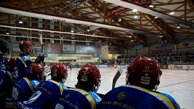 Erstmal bleibt den Spielern des ERV Schweinfurt wortwörtlich nur der Platz auf der Bank: Aufgrund von Sparmaßnahmen wird es im Schweinfurter Icedome erst ab Mitte September Eis geben.