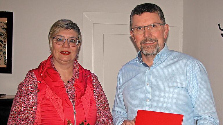 Karen Pohle hat für 25 Jahre Mitgliedschaft bei der SPD eine Dankesurkunde von Volker Schäfer überreicht bekommen.       -  Karen Pohle hat für 25 Jahre Mitgliedschaft bei der SPD eine Dankesurkunde von Volker Schäfer überreicht bekommen.