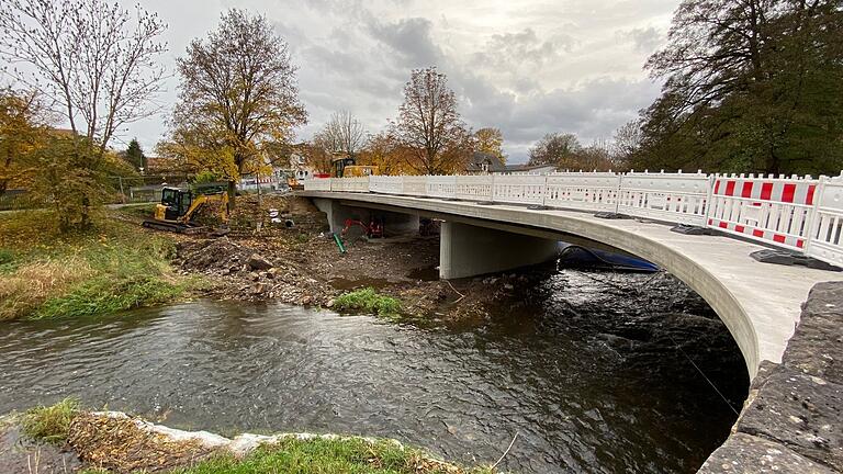 Die Streubrücke in Ostheim wird derzeit saniert. Am Bauwerk werden dann die Leitungen für die Nahwärme befestigt und über die Streu in die Bahnhofstraße geführt. Die Streubrücke in Ostheim wird derzeit saniert. Am Bauwerk werden dann die Leitungen für die Nahwärme befestigt und über die Streu in die Bahnhofstraße geführt. 