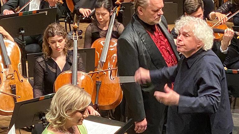 Kissinger Sommer: Michael Volle, Simon Rattle und Anja Kampe       -  Michael Volle, Simon Rattle (rechts) und Anja Kampe mit Symphonieorchester im Max-Littmann-Saal.