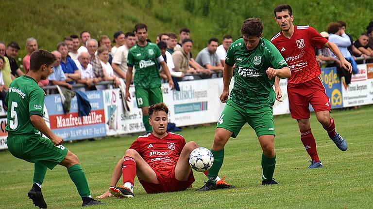 Kreisliga Rhön: Die DJK Schondra gewinnt das Rhön-Derby       -  Schondraer Sitzfußball beim 1:0-Derbysieg gegen den SV Riedenberg (grüne Trikots).