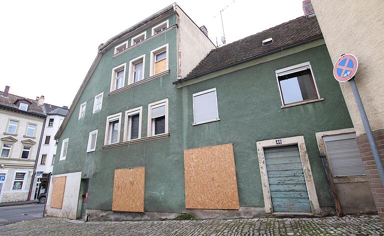 Auch von der Seite gibt das Gebäude kein schöneres Bild ab. Viele wünschen sich an dieser Stelle einen Neubau. Auch von der Seite gibt das Gebäude kein schöneres Bild ab. Viele wünschen sich an dieser Stelle einen Neubau.