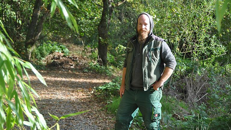 Jonas Gampe steht im gepachteten Waldstück der Gärtnerei Simon. Die Stadt hat zum Jahr 2021 die Pacht gekündigt.