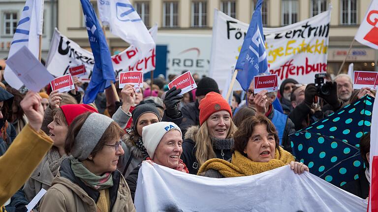 Es reicht ihnen: Lehrkräfte zeigten dem Minister bei einer Kundgebung in Würzburg die rote Karte.