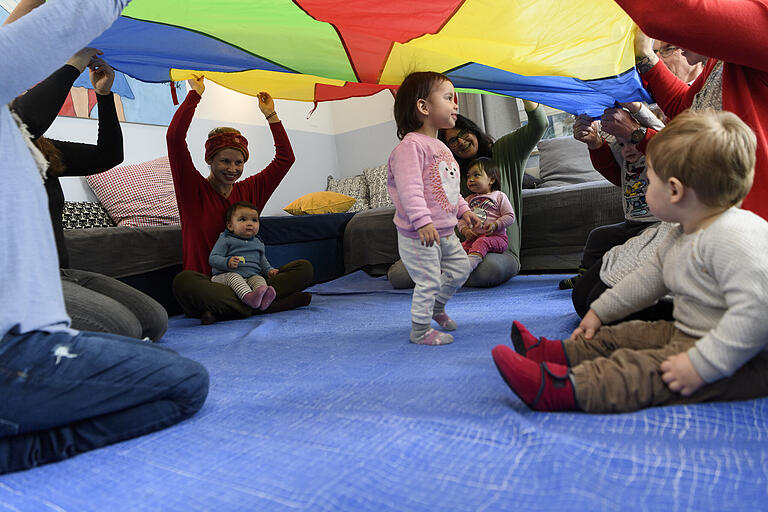 Spiel und Spaß: Familien mit ihren Babys und Kleinkindern besuchen den neuen Familienstützpunkt im Untergeschoss des Jugendzentrums Zoom im Stadtteil Lindleinsmühle. Spiel und Spaß: Familien mit ihren Babys und Kleinkindern besuchen den neuen Familienstützpunkt im Untergeschoss des Jugendzentrums Zoom im Stadtteil Lindleinsmühle.