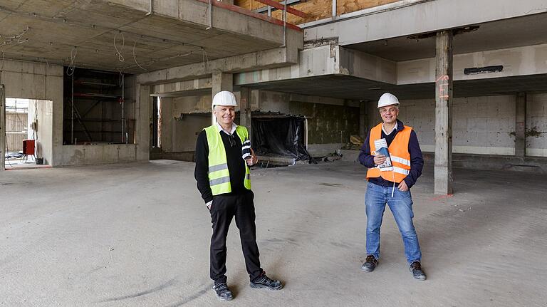 Intendant Markus Trabusch und Geschäftsführender Direktor Dirk Terwey bei einem Rundgang über die Baustelle des Mainfranken Theaters.