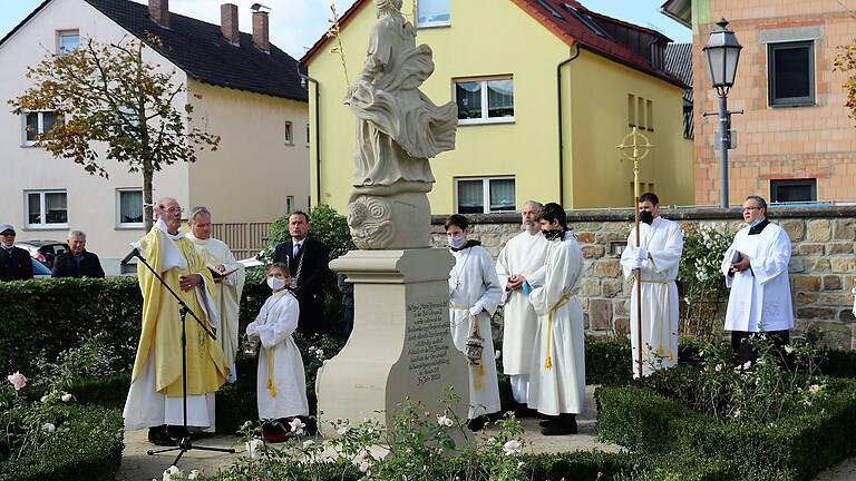 Am Wochenende wurde in Grafenrheinfeld auch die Weihe der rekonstruierten 'Maria Immaculata' im Rosengärtchen gefeiert. Im Bild links Dr. Jürgen Lenssen, Pfarrer Werner Kirchner und Bürgermeister Christian Keller bei der offiziellen Segnung.