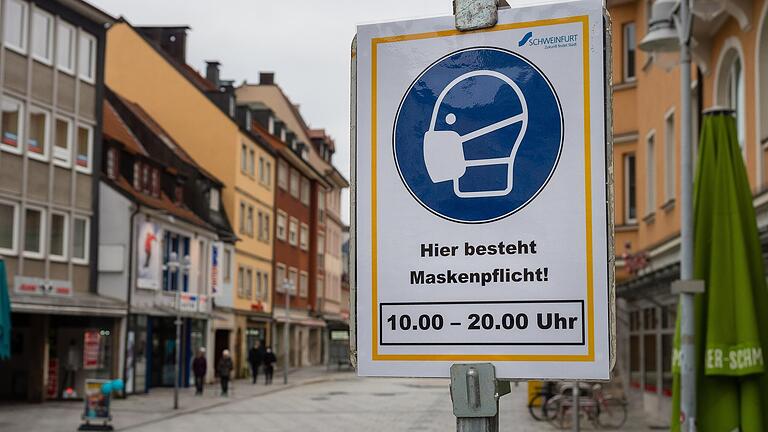 Die Maskenpflicht in der Schweinfurter Innenstadt bleibt weiter bestehen, auch wenn die Inzidenzwerte in den letzten beiden Tagen wieder deutlich gesunken sind.