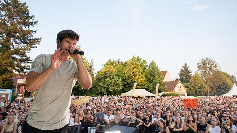 Auch Wincent Weiss gab im Juni vor einigen Tausend Fans ein Konzert am Kitzinger Stadtbalkon.